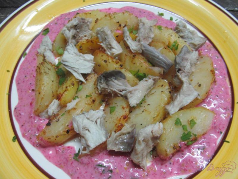 Фото приготовление рецепта: Салат с печеным картофелем и рыбой горячего копчения шаг №5