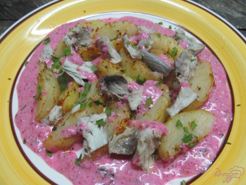 Фото приготовление рецепта: Салат с печеным картофелем и рыбой горячего копчения шаг №6