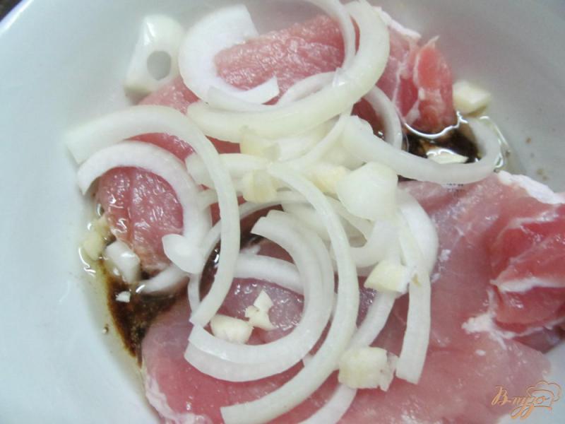 Фото приготовление рецепта: Теплый салат из свиного стейка с дыней и тыквой шаг №2