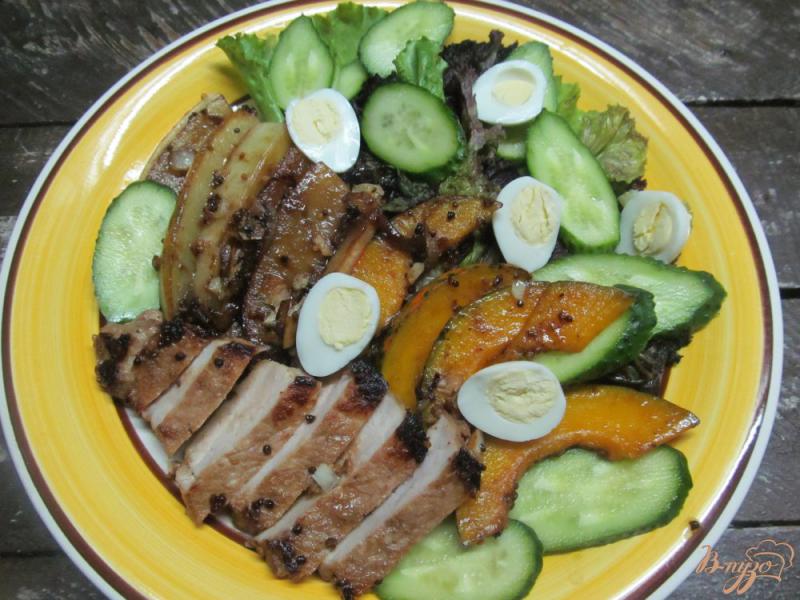 Фото приготовление рецепта: Теплый салат из свиного стейка с дыней и тыквой шаг №8