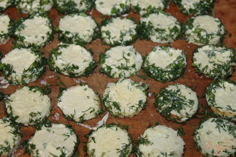 Фото приготовление рецепта: Канапе с икрой и маслинами для праздника шаг №3