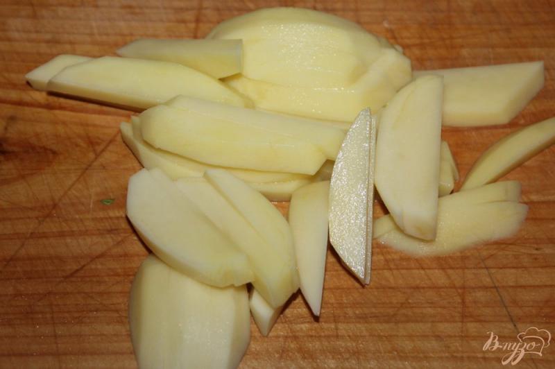 Фото приготовление рецепта: Жареный картофель с кабачком, баклажаном и луком шаг №1