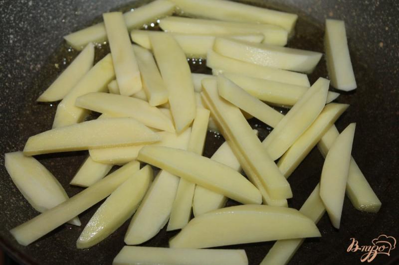 Фото приготовление рецепта: Жареный картофель с кабачком, баклажаном и луком шаг №2
