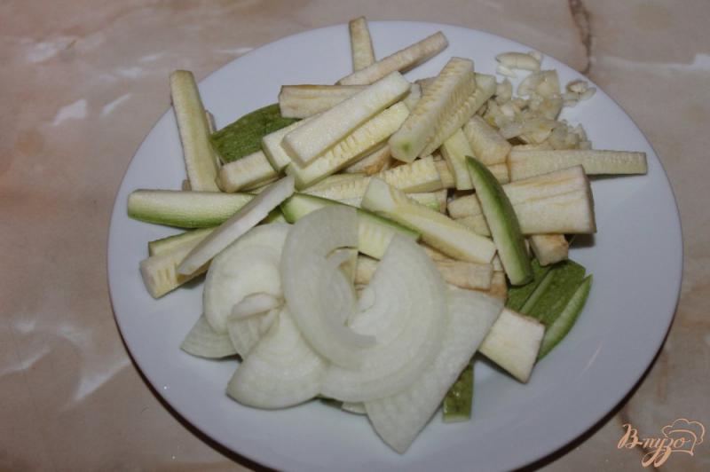 Фото приготовление рецепта: Жареный картофель с кабачком, баклажаном и луком шаг №3