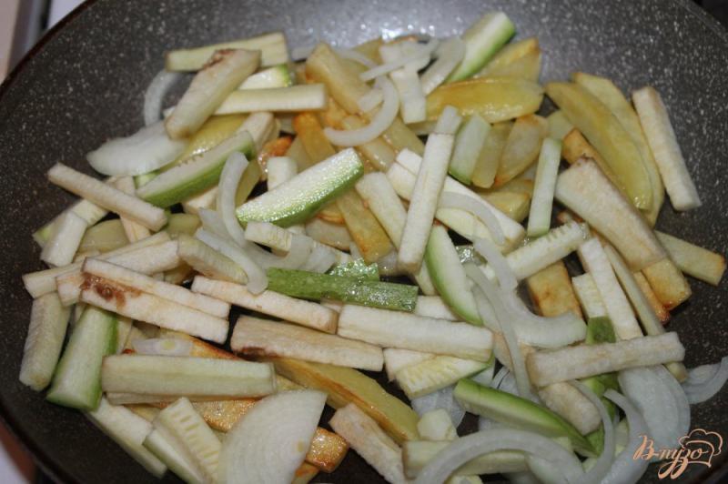 Фото приготовление рецепта: Жареный картофель с кабачком, баклажаном и луком шаг №4