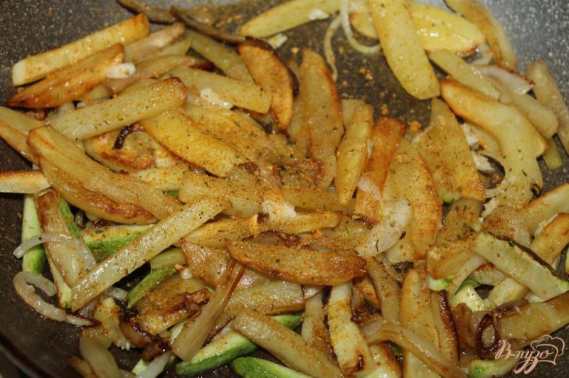 Фото приготовление рецепта: Жареный картофель с кабачком, баклажаном и луком шаг №5