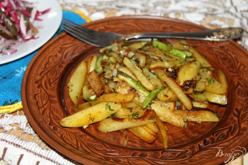 Фото приготовление рецепта: Жареный картофель с кабачком, баклажаном и луком шаг №6