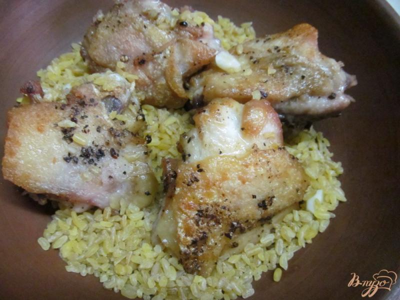 Фото приготовление рецепта: Запеченная курица с булгуром и овощами шаг №3