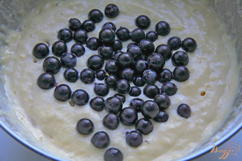 Фото приготовление рецепта: Бисквитные оладьи с виноградом шаг №4
