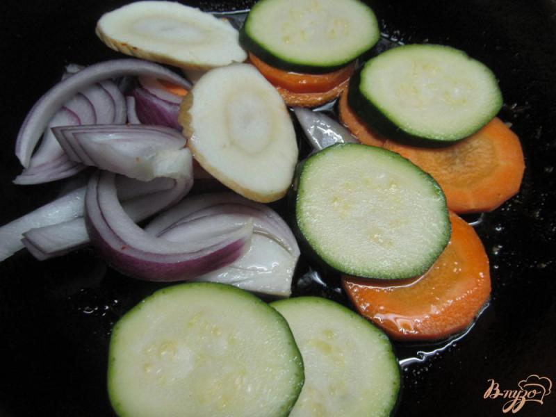Фото приготовление рецепта: Слоеная запеканка с хеком и овощами шаг №2