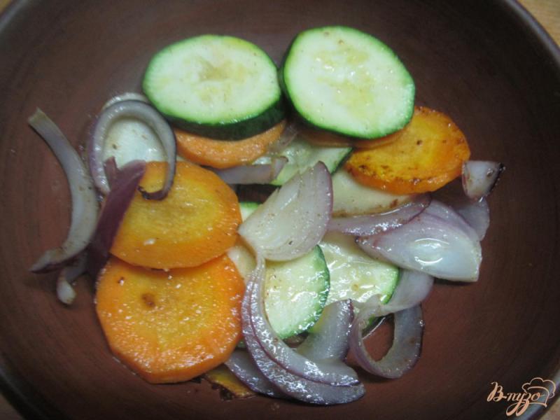 Фото приготовление рецепта: Слоеная запеканка с хеком и овощами шаг №3