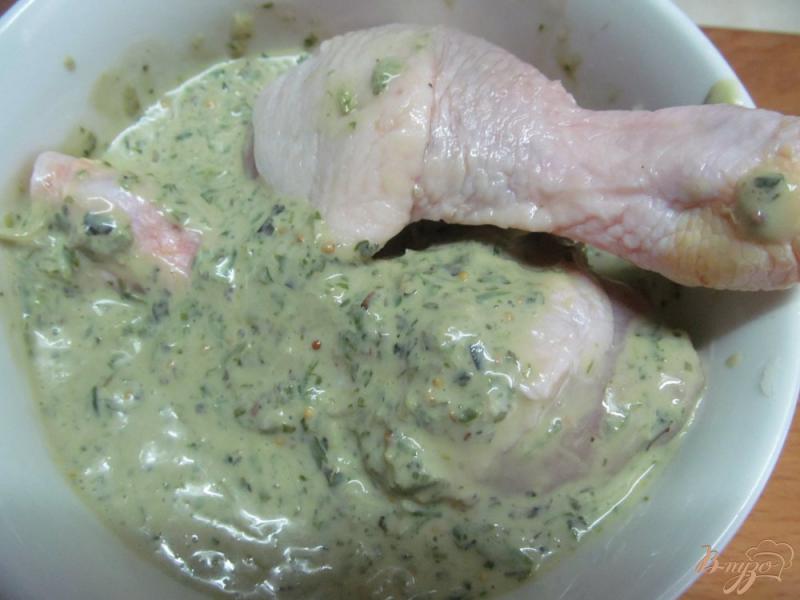 Фото приготовление рецепта: Запеченные куриные ножки в ряженке с зеленью шаг №3