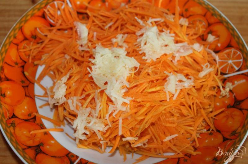 Фото приготовление рецепта: Морковь по - корейски с базиликом шаг №3
