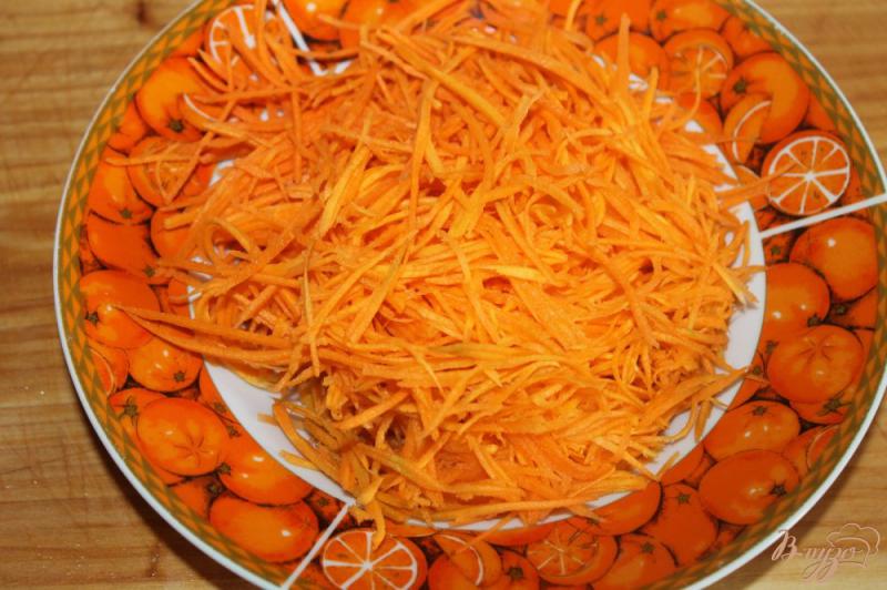 Фото приготовление рецепта: Морковь по - корейски с базиликом шаг №2