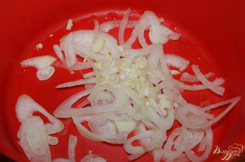 Фото приготовление рецепта: Свиные ребра в пикантном томатном соусе шаг №2