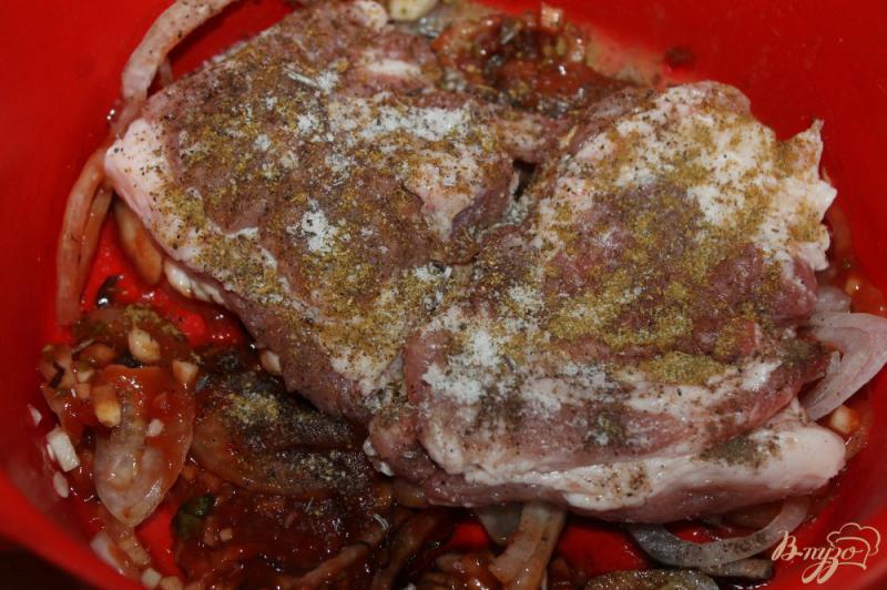 Фото приготовление рецепта: Свиные ребра в пикантном томатном соусе шаг №4