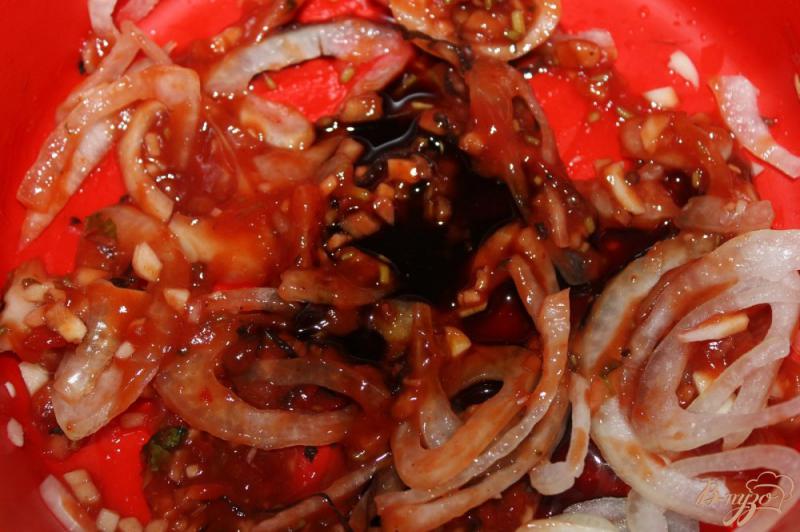 Фото приготовление рецепта: Свиные ребра в пикантном томатном соусе шаг №3