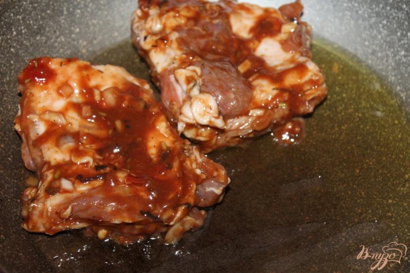 Фото приготовление рецепта: Свиные ребра в пикантном томатном соусе шаг №5