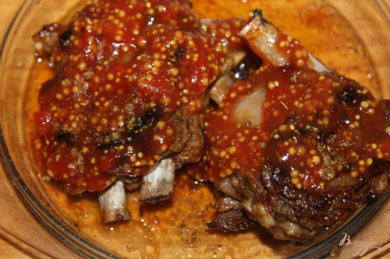 Фото приготовление рецепта: Свиные ребра в пикантном томатном соусе шаг №6