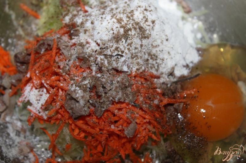 Фото приготовление рецепта: Кабачковые оладьи с мясом и морковью шаг №3