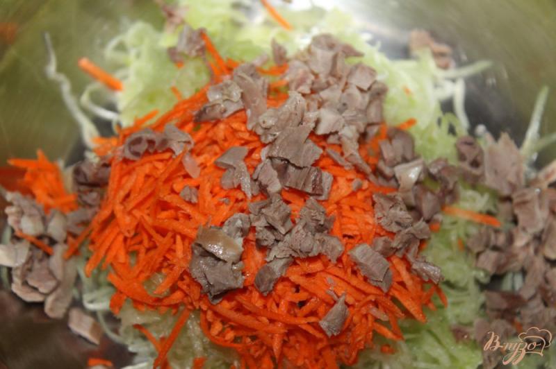 Фото приготовление рецепта: Кабачковые оладьи с мясом и морковью шаг №2