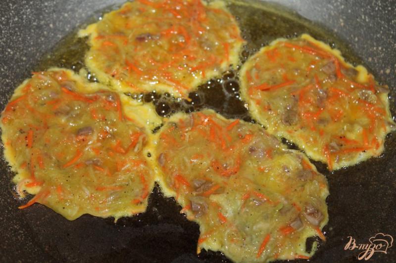Фото приготовление рецепта: Кабачковые оладьи с мясом и морковью шаг №4