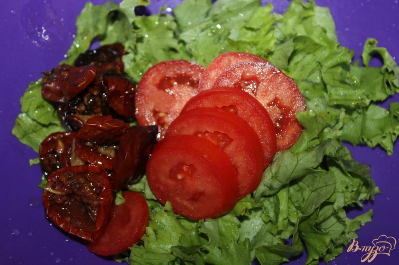 Фото приготовление рецепта: Салат с вялеными томатами и консервированным тунцом шаг №2