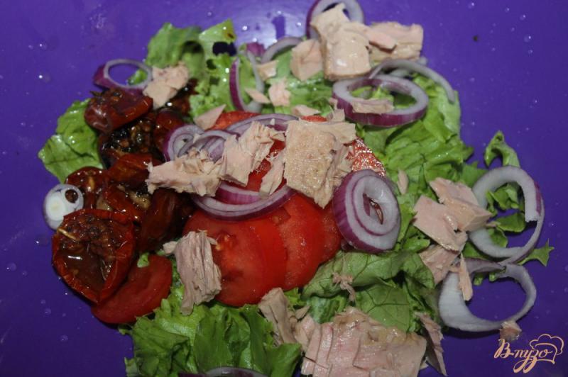 Фото приготовление рецепта: Салат с вялеными томатами и консервированным тунцом шаг №3