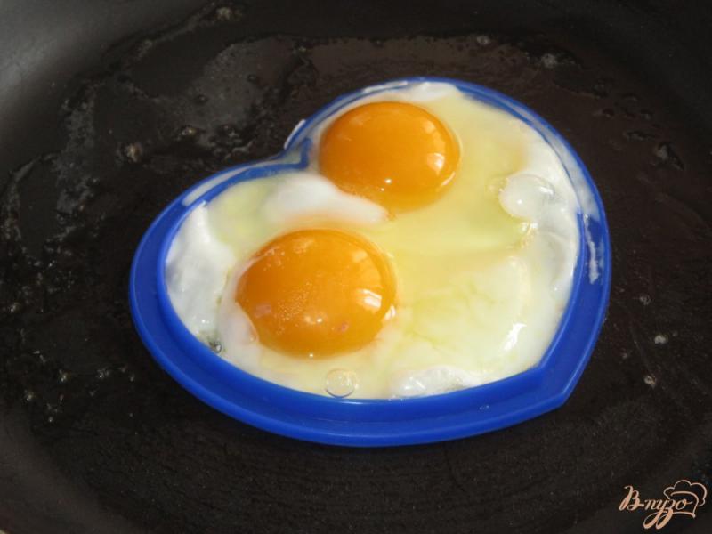 Фото приготовление рецепта: «Сердечный» завтрак с беконом шаг №3
