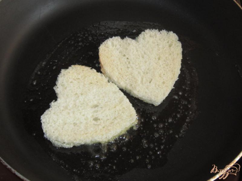 Фото приготовление рецепта: «Сердечный» завтрак с беконом шаг №2