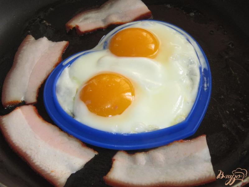 Фото приготовление рецепта: «Сердечный» завтрак с беконом шаг №5