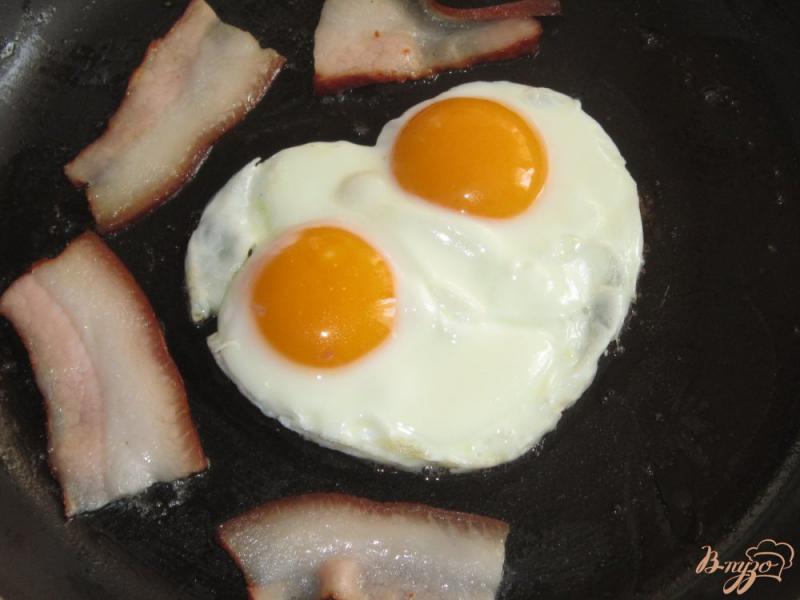 Фото приготовление рецепта: «Сердечный» завтрак с беконом шаг №6