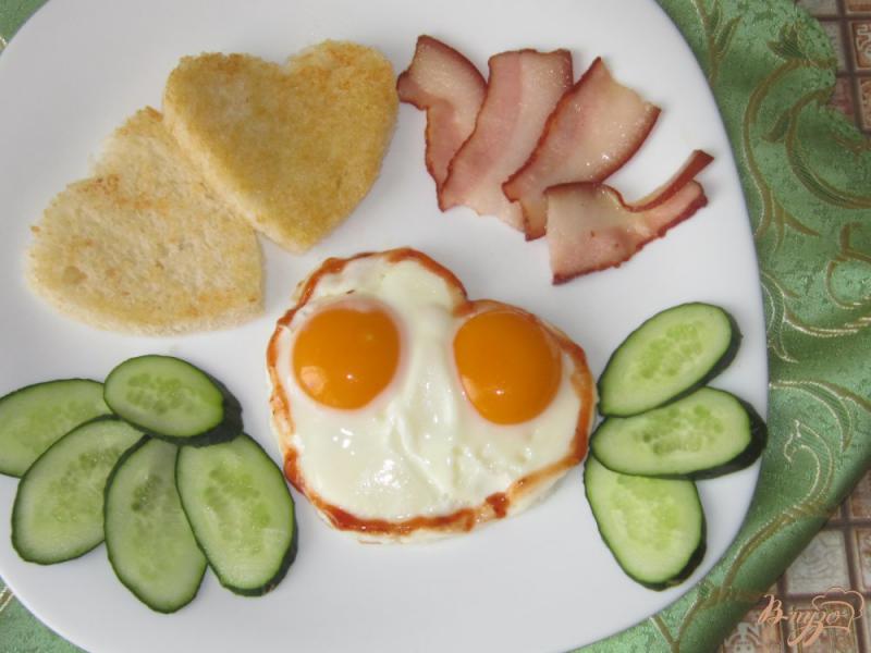 Фото приготовление рецепта: «Сердечный» завтрак с беконом шаг №7