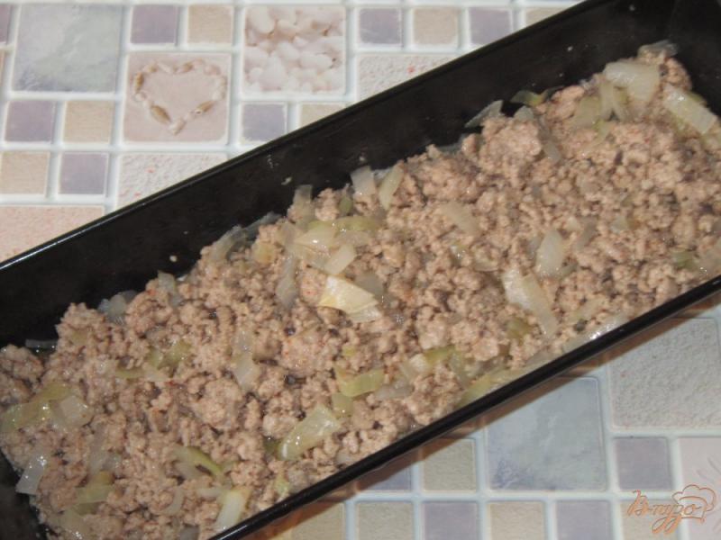 Фото приготовление рецепта: Картофельная запеканка со свининой и грибами шаг №4