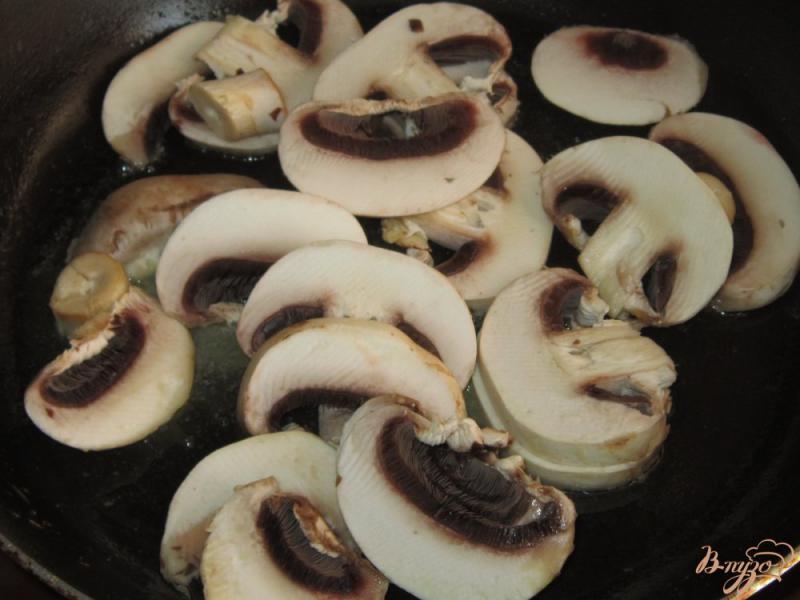 Фото приготовление рецепта: Картофельная запеканка со свининой и грибами шаг №6