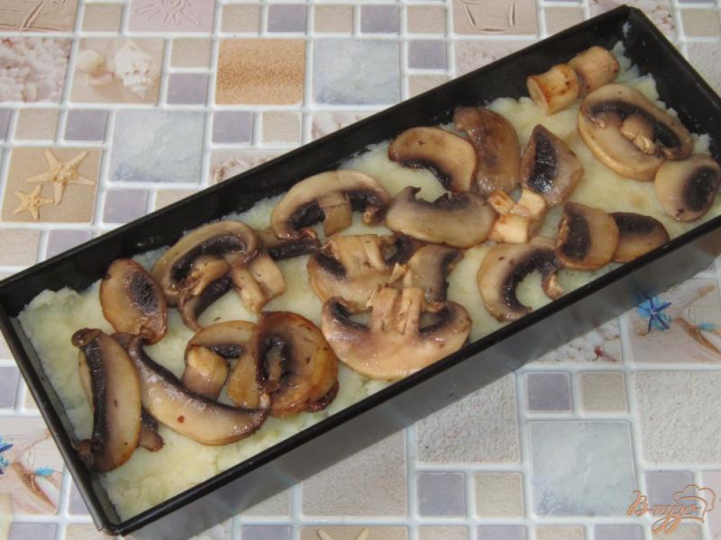 Фото приготовление рецепта: Картофельная запеканка со свининой и грибами шаг №7