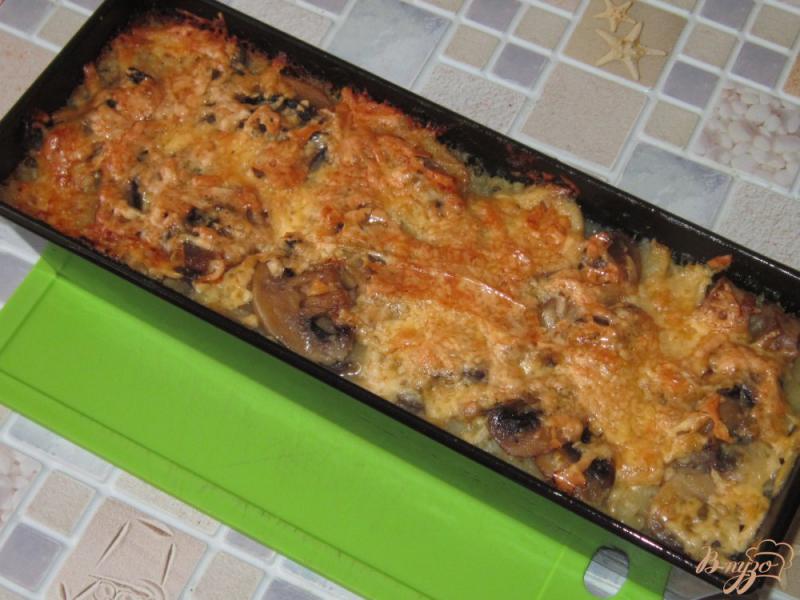 Фото приготовление рецепта: Картофельная запеканка со свининой и грибами шаг №9