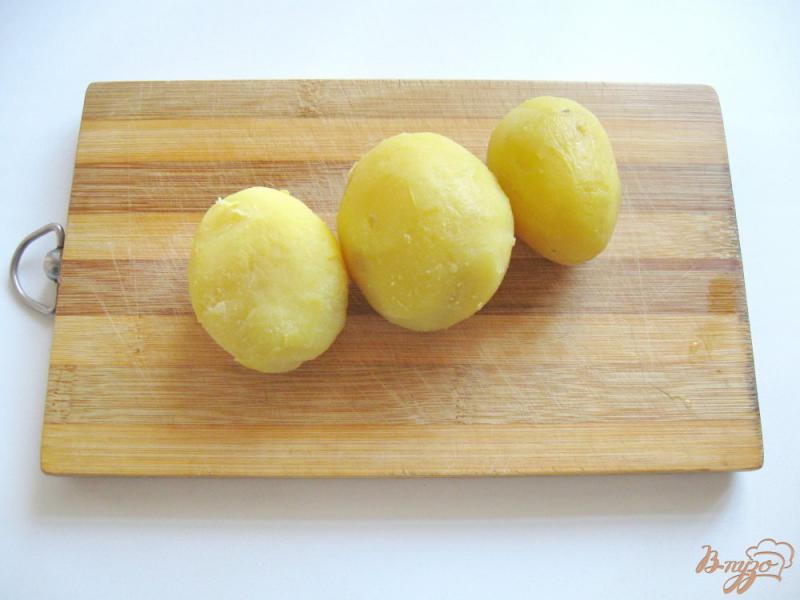 Фото приготовление рецепта: Картофельная запеканка с яйцами в сковороде шаг №1