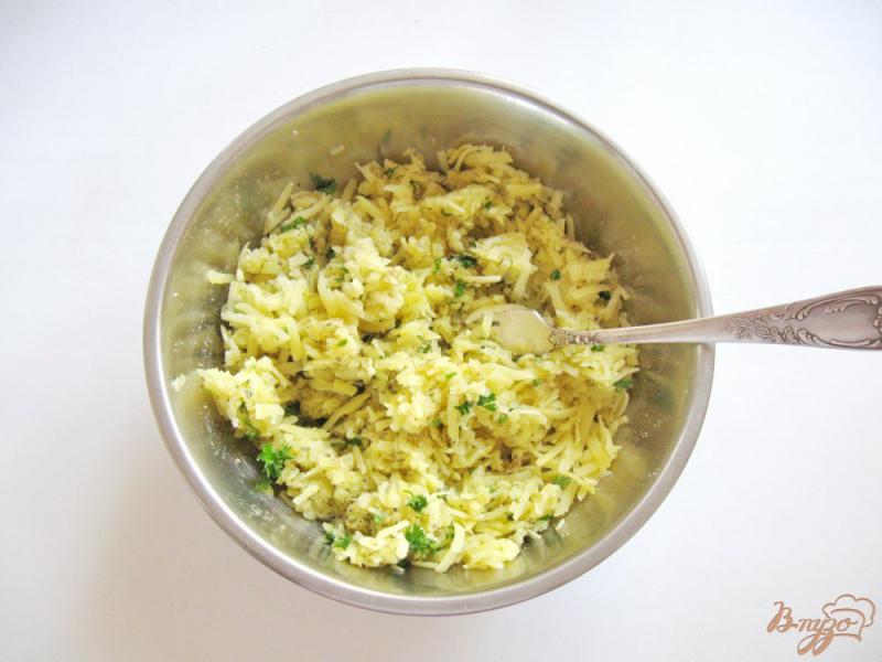 Фото приготовление рецепта: Картофельная запеканка с яйцами в сковороде шаг №5