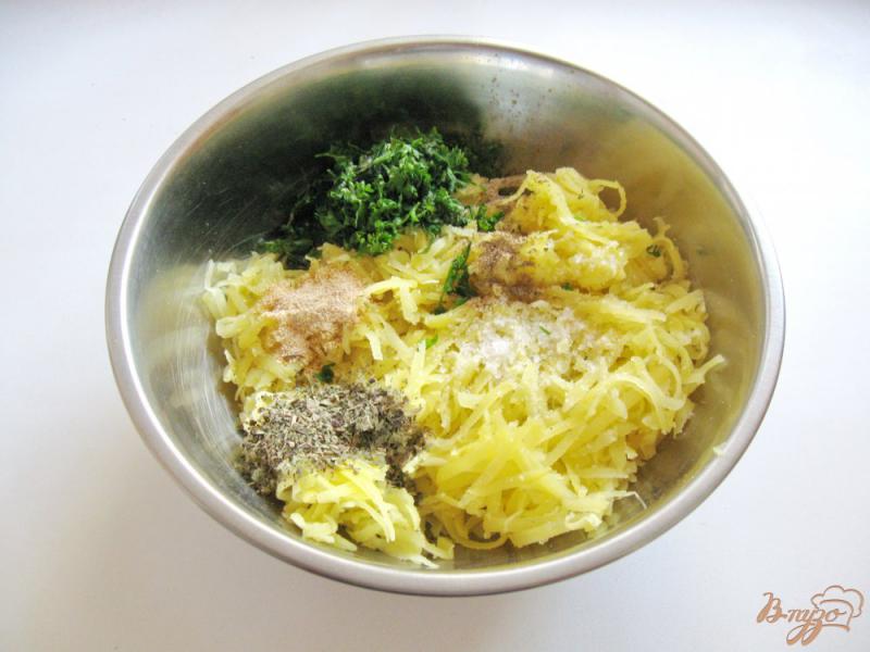 Фото приготовление рецепта: Картофельная запеканка с яйцами в сковороде шаг №3