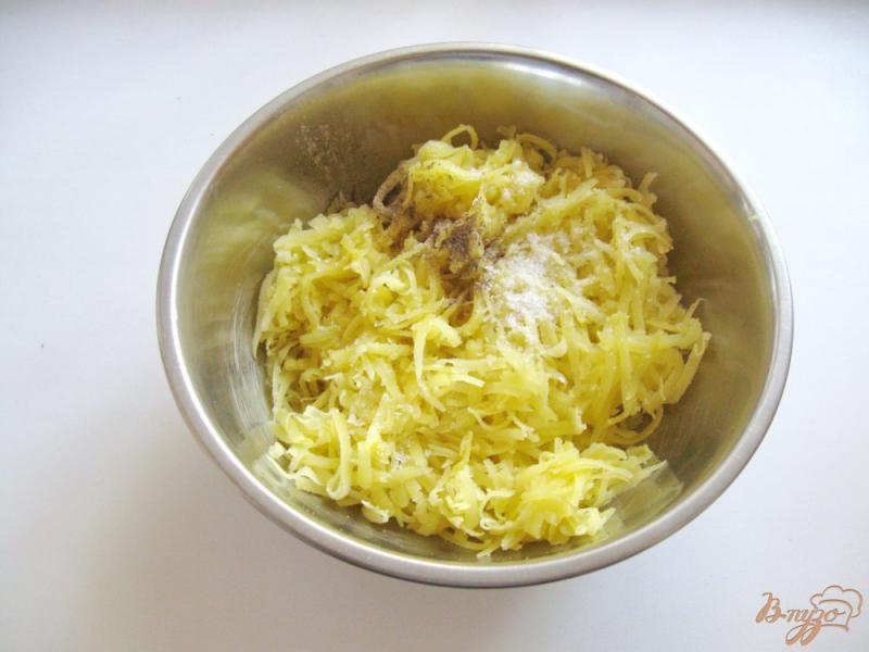 Фото приготовление рецепта: Картофельная запеканка с яйцами в сковороде шаг №2