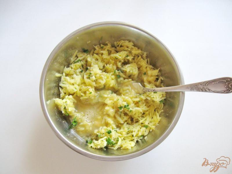 Фото приготовление рецепта: Картофельная запеканка с яйцами в сковороде шаг №6