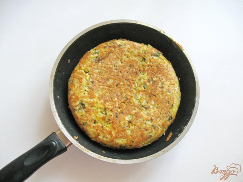 Фото приготовление рецепта: Картофельная запеканка с яйцами в сковороде шаг №8