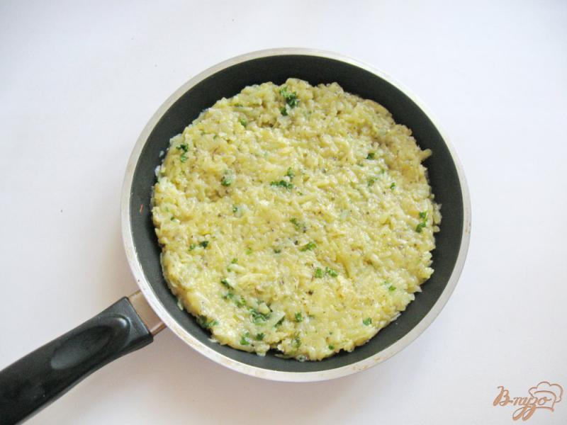 Фото приготовление рецепта: Картофельная запеканка с яйцами в сковороде шаг №7