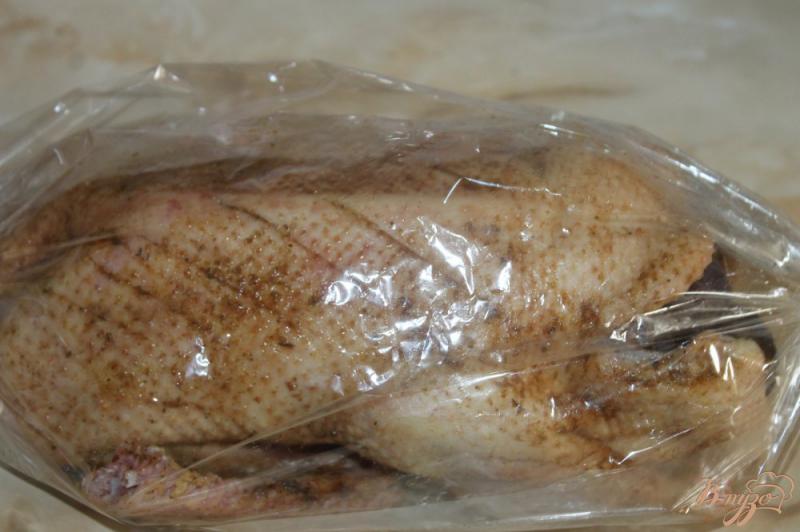 Фото приготовление рецепта: Запеченная утка, фаршированная сливами шаг №6