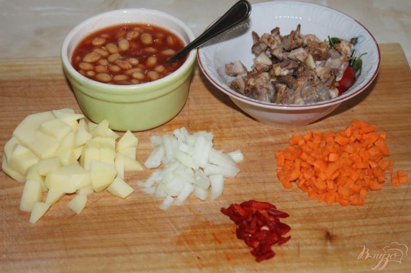 Фото приготовление рецепта: Суп со свининой и консервированной фасолью шаг №1