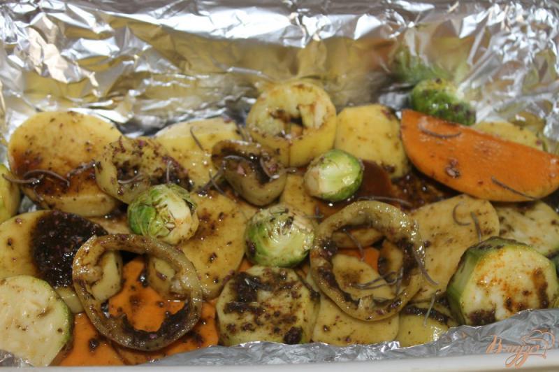 Фото приготовление рецепта: Печеные овощи с соусом Песто в фольге шаг №4