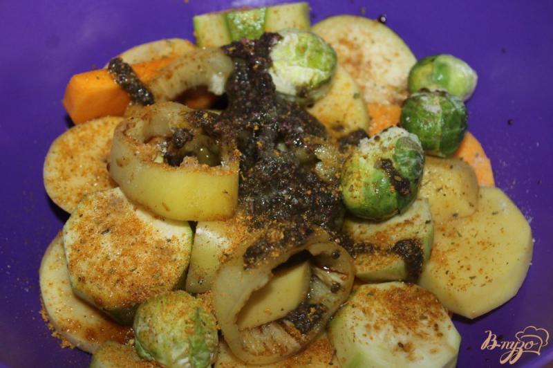 Фото приготовление рецепта: Печеные овощи с соусом Песто в фольге шаг №3