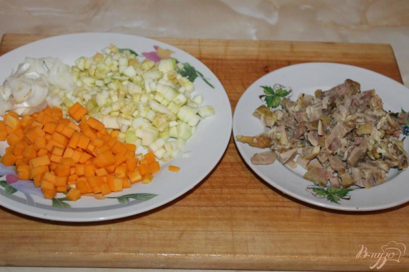 Фото приготовление рецепта: Гречка с курицей, кабачком и тыквой в томатном соусе шаг №2