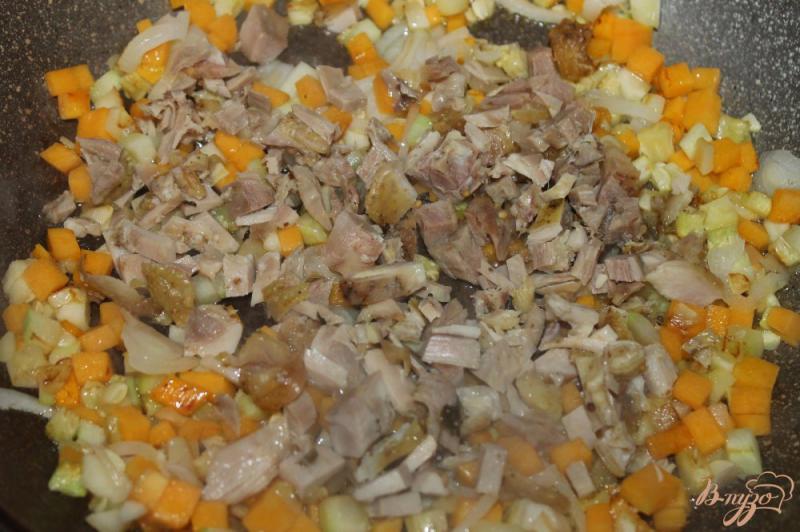 Фото приготовление рецепта: Гречка с курицей, кабачком и тыквой в томатном соусе шаг №4
